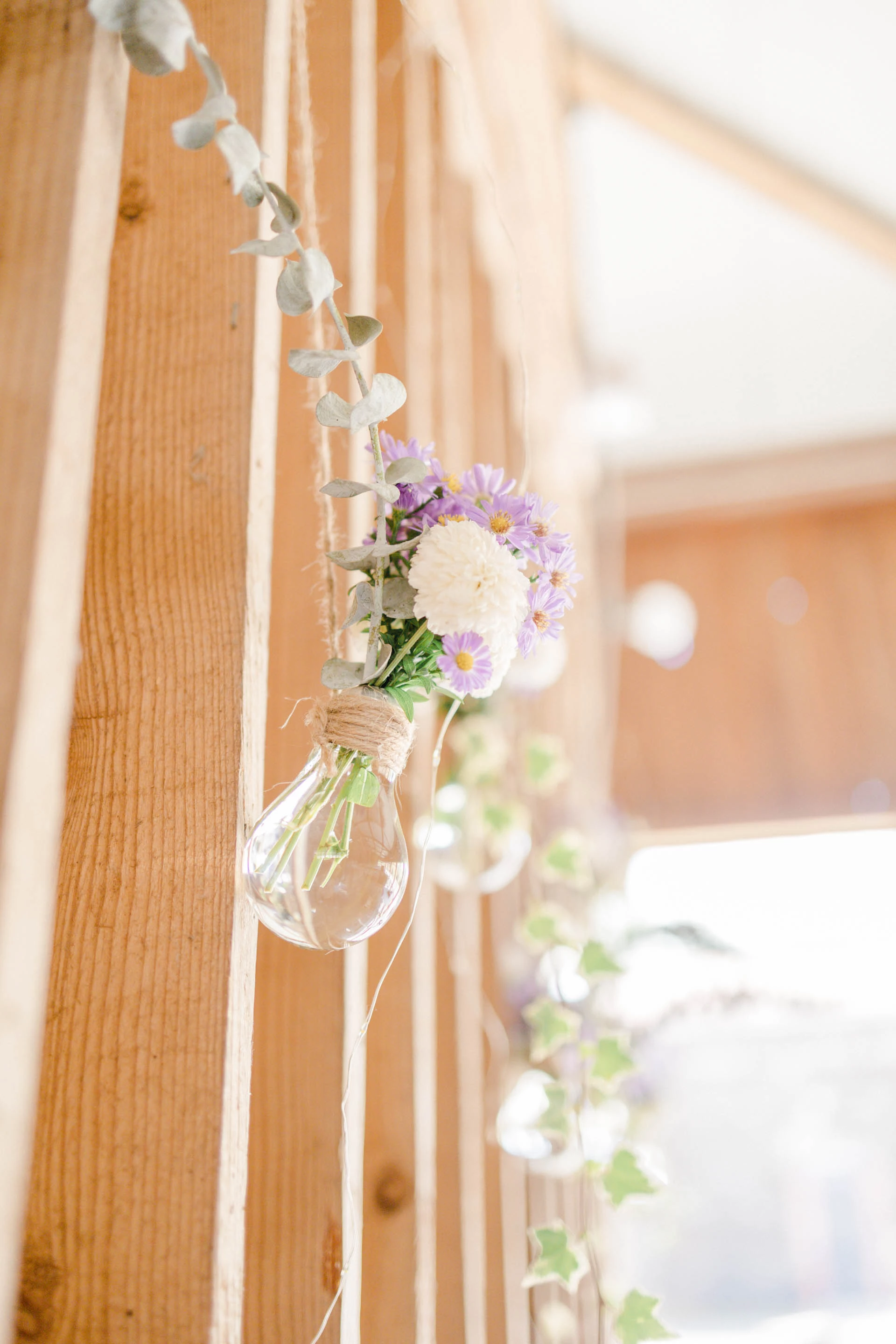 composition florale planche gris marron orange